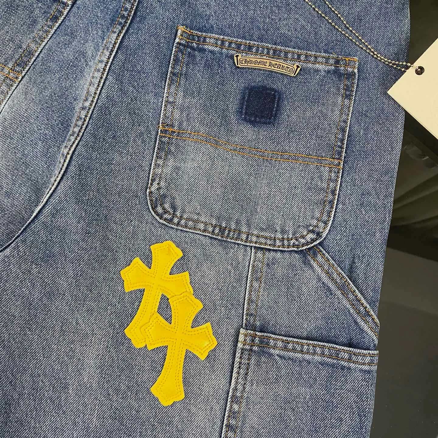 P270 CH Chromehearts limited edition yellow cross-stitched leather work jeans and logging pants. The counter price is 34W level. The patchwork cross pattern is embellished and the jeans are washed! ! An absolutely high-end luxury product, a 1.9W-level god-level single product, a super popular product, made by top heavy industry, a magic weapon that cannot be missed! [About Zangyin] This is an extremely luxurious fashion brand that can also be called the aristocracy of the high street. It has always been an exclusive brand for some hipsters or rich second generations. Compared with ordinary high streets, it is more luxurious and noble. Compared with luxury brands, it is more fashionable and individual. It has always been a brand that I have a special liking for. [Top heavy industry fashion design] Consistently high-street luxury style. Speaking of this style, the Zangyin family and GU family are definitely the leading representative brands. Especially the Zangyin family has really achieved a state-of-the-art effect in creating high-street style. The unique washed material is used to create this style. The color system is already quite eye-catching. After it is decorated with patchwork cross flowers, it cleverly highlights the charm of the brand. Secondly, this style uses classic The high-waist cutting design highlights the long legs and fashionable temperament of the upper body. The brand is highly recognizable and the slim fit configuration is more suitable for daily wear. It is a product that interprets personality, fashion, and specifications at a glance. This single product is enough to make any fan excited. It can be a white T-shirt for a youthful college style, or a tight suspender for a royal style. It has strong matching ability and can be easily controlled by men.  [Materials and craftsmanship] Needless to say, this point goes without saying. As an excellent craftsman brand, Zangyin’s requirements for details and craftsmanship are really perfect. The washed color of this model has gone through so many processes, not to mention the embellishment of denim appliques. It is also purely hand-made and sewn. Just like what they believe in, only hand-made things have soul and have the meaning of wear. A top-notch heavy-duty fashionable denim item, I look forward to your perfect interpretation! !  Color: blue Size: 30-36